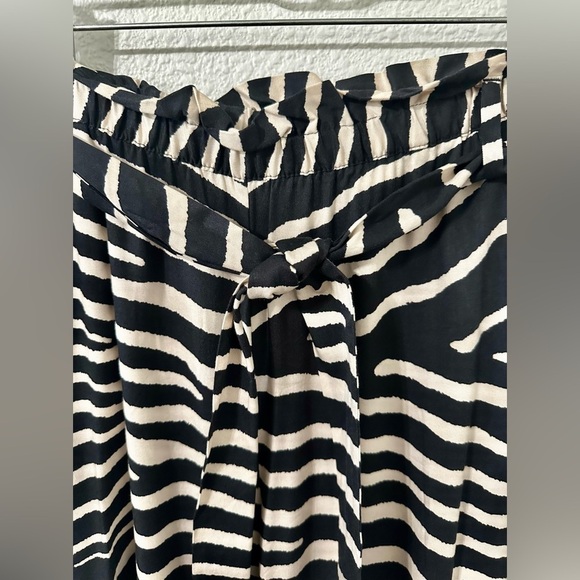 H&M viscose paper bag waist w/ self tie, animal, print wide leg pant size 14. - Picture 3 of 8
